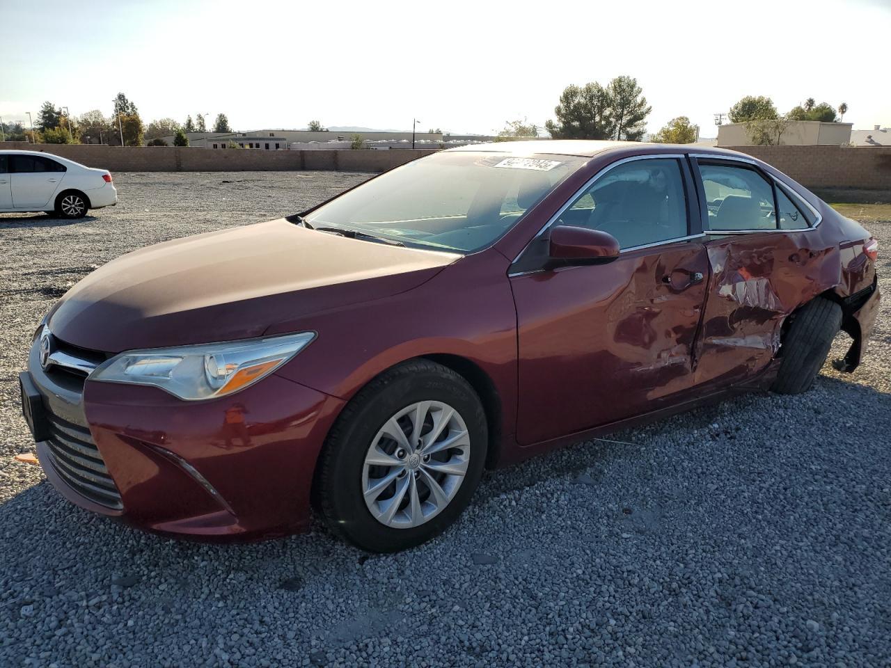 2015 Toyota Camry Le - zdjęcie główne