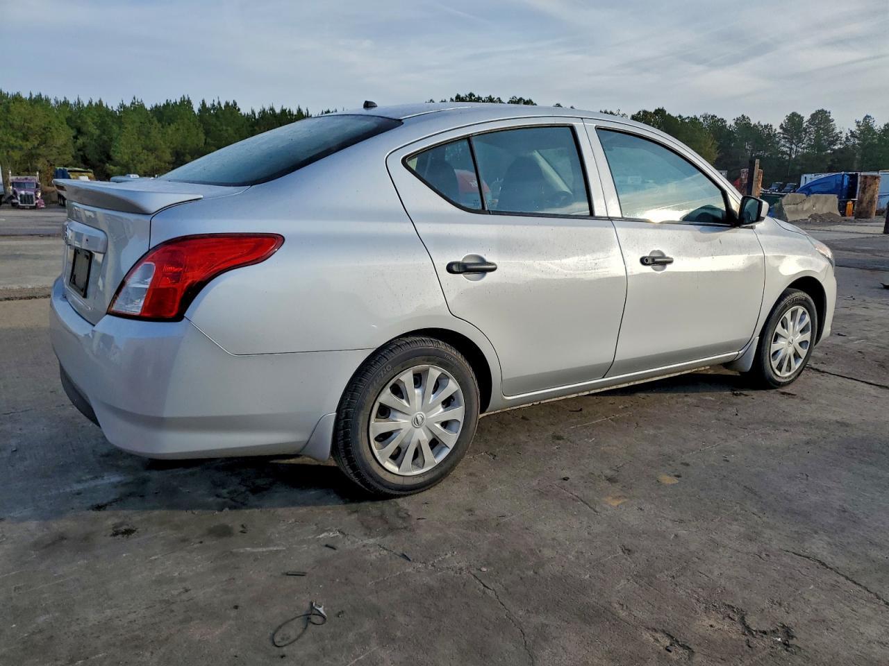 2017 Nissan Versa - zdjęcie 3