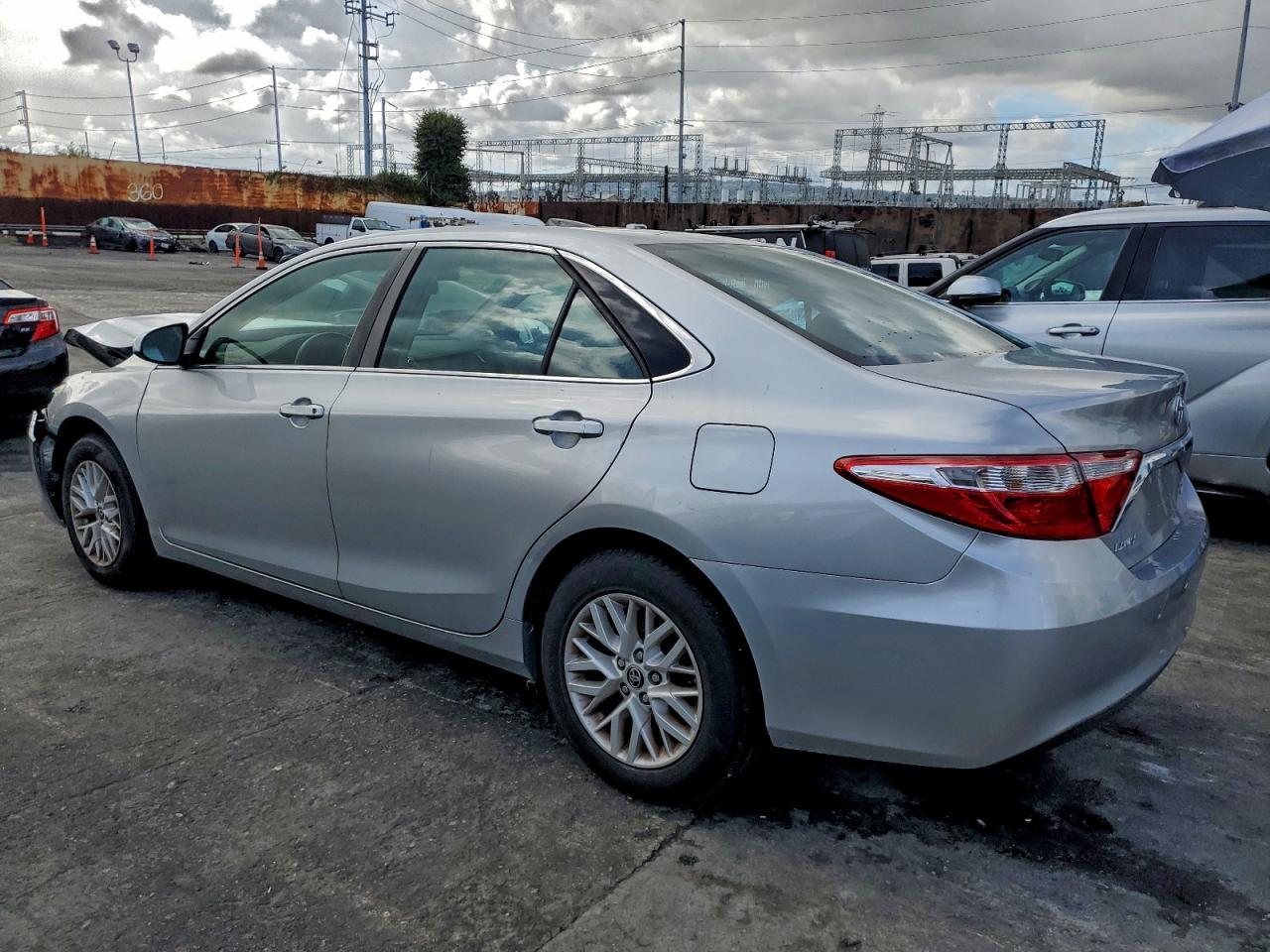 2016 Toyota Camry - zdjęcie 2
