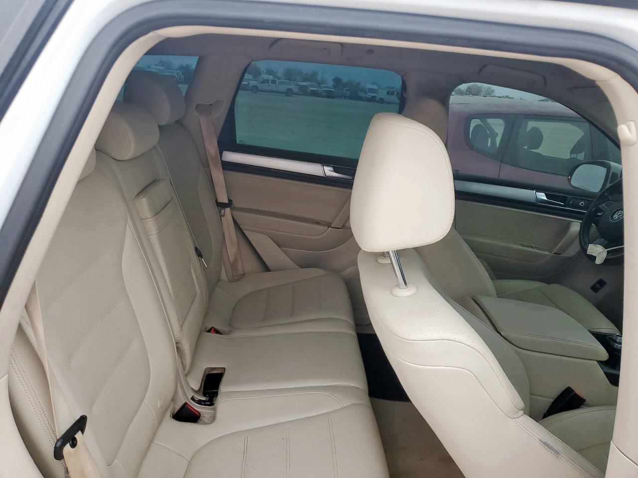 2016 Volkswagen Touareg Sport - zdjęcie 10