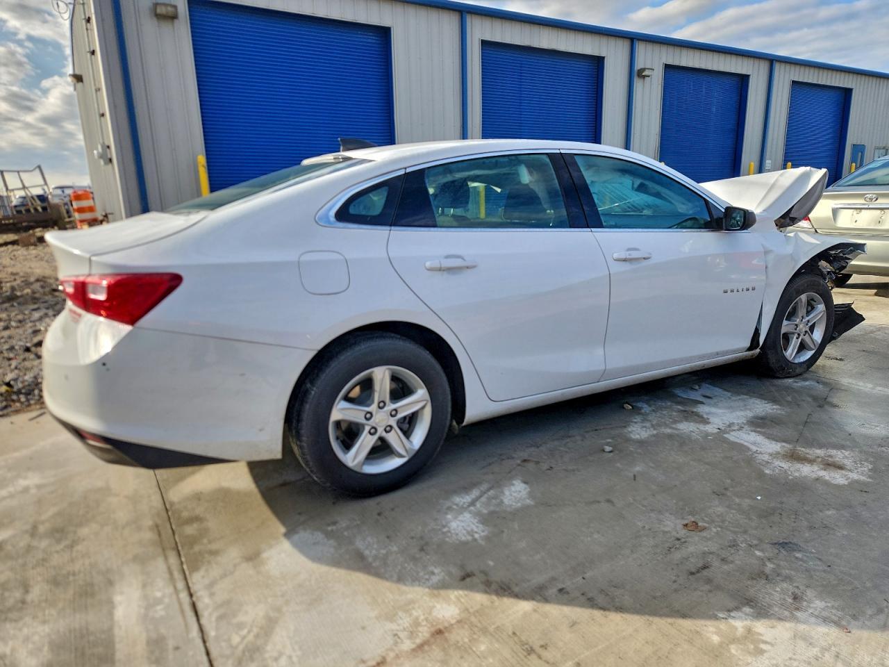 2022 Chevrolet Malibu Ls - zdjęcie 3