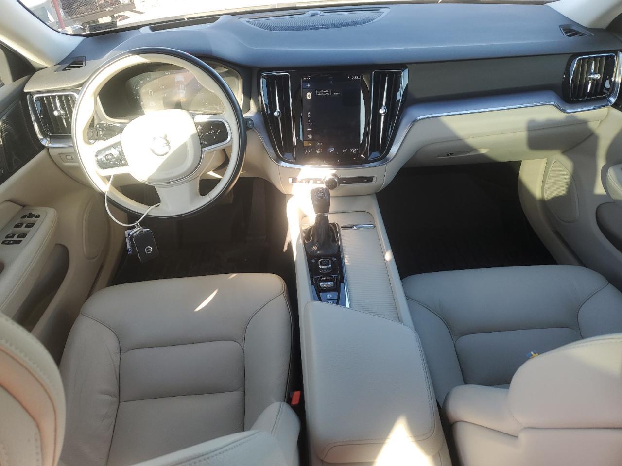 2020 Volvo V60 T5 Momentum - zdjęcie 8