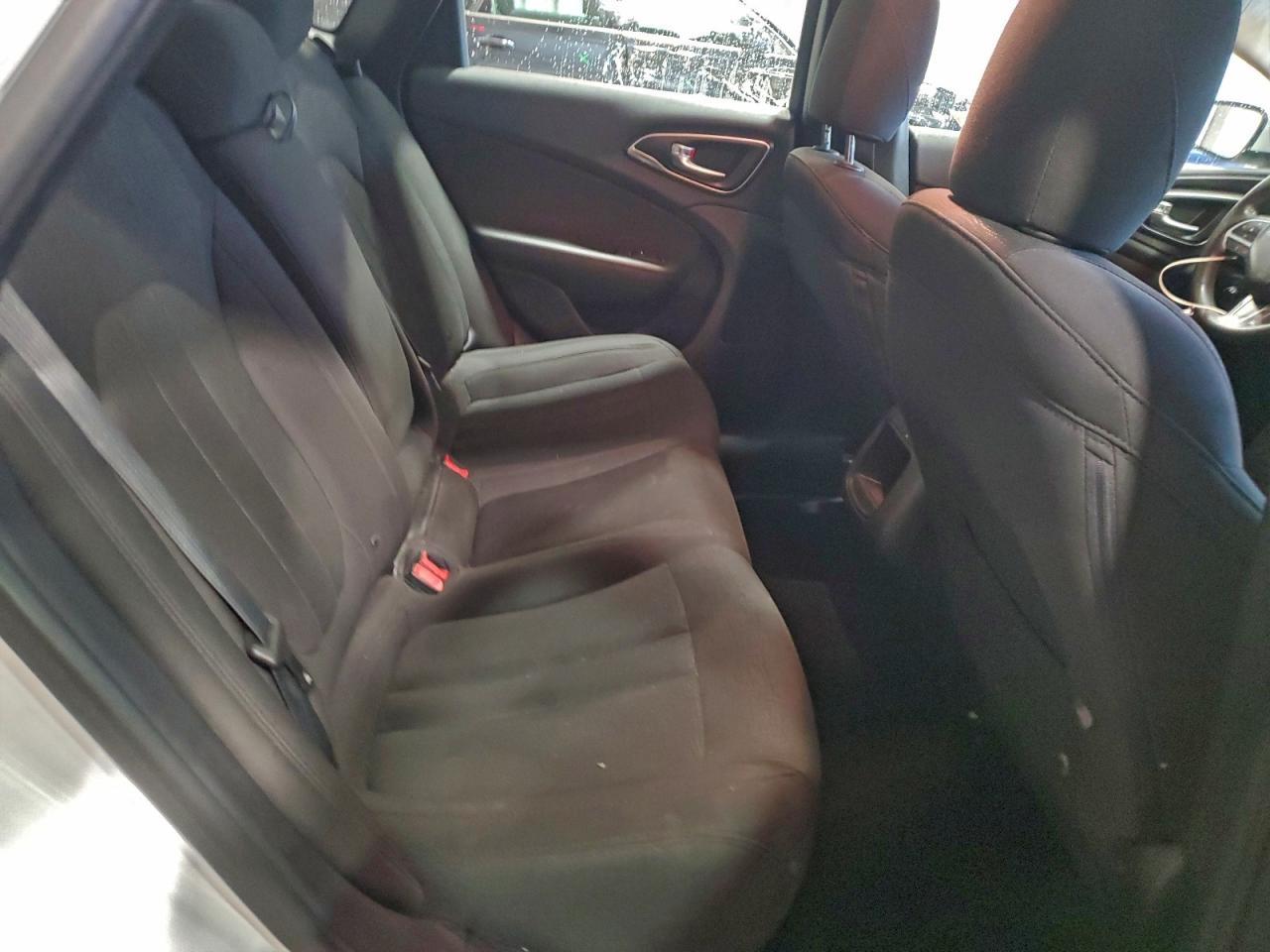 2016 Chrysler 200 - zdjęcie 10