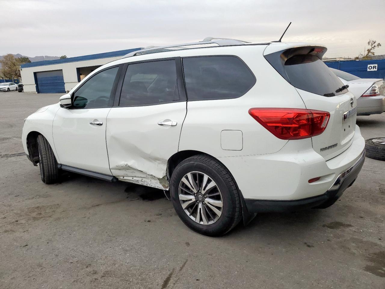 2018 Nissan Pathfinder S - zdjęcie 2