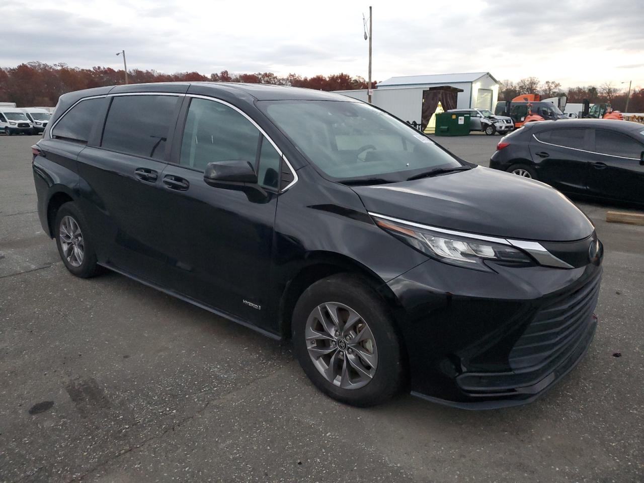 2021 Toyota Sienna Le - zdjęcie 4
