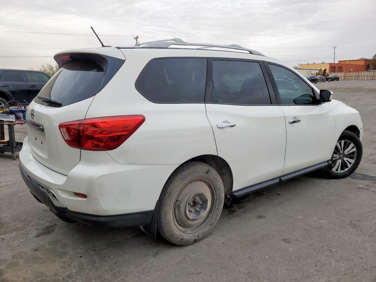 2018 Nissan Pathfinder S - zdjęcie 3