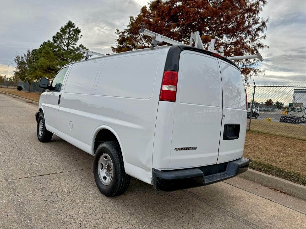 2020 Chevrolet Express G2500 - zdjęcie 3