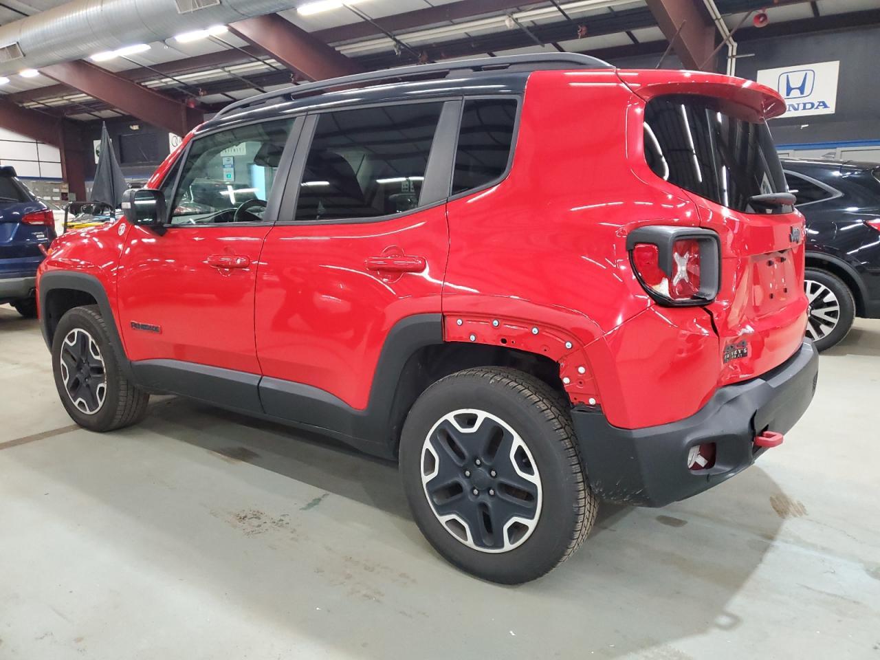 2016 Jeep Renegade Trailhawk - zdjęcie 2