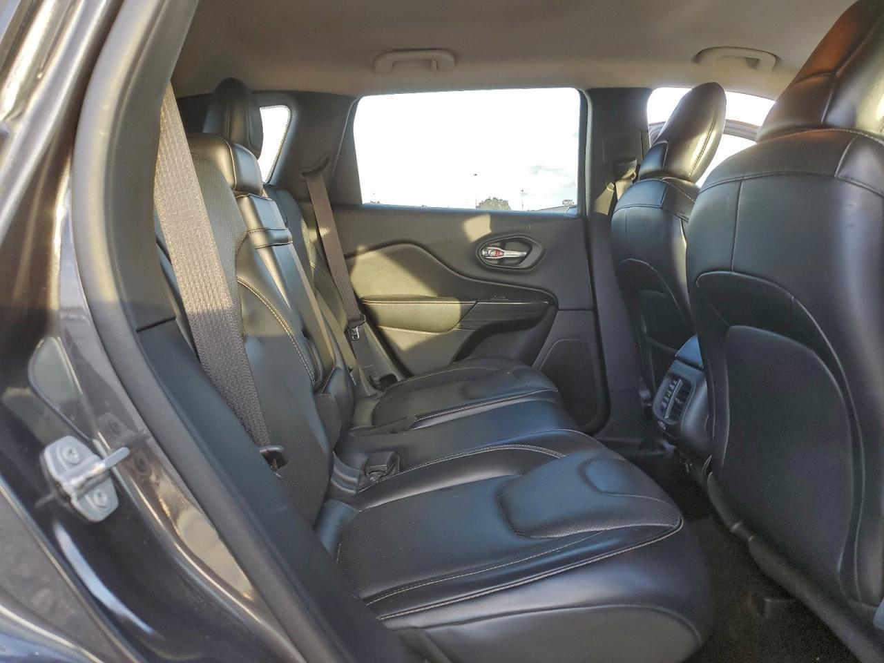 2016 Jeep Cherokee - zdjęcie 11
