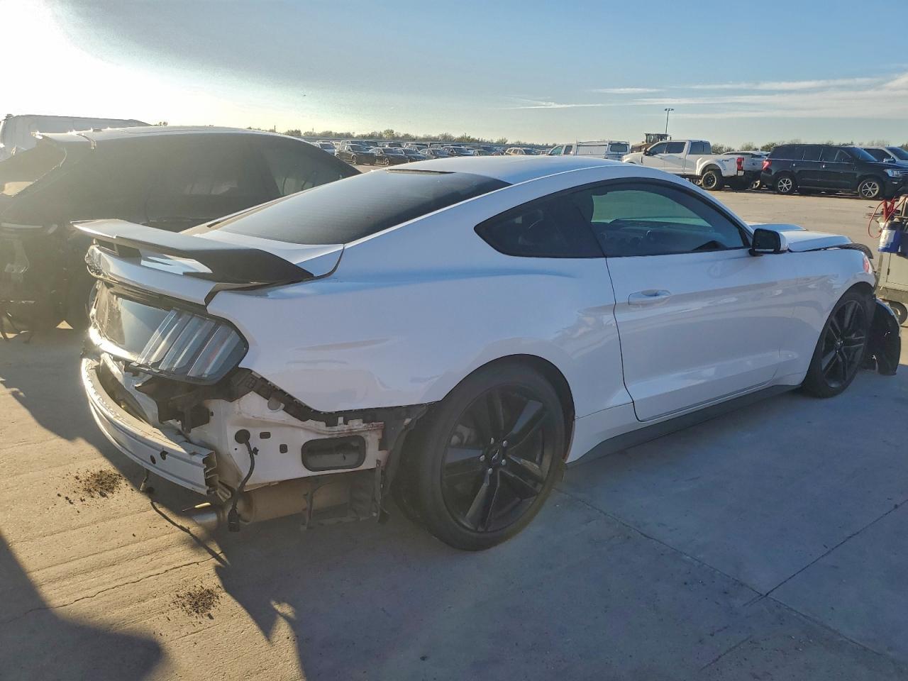 Ford Mustang - zdjęcie 3