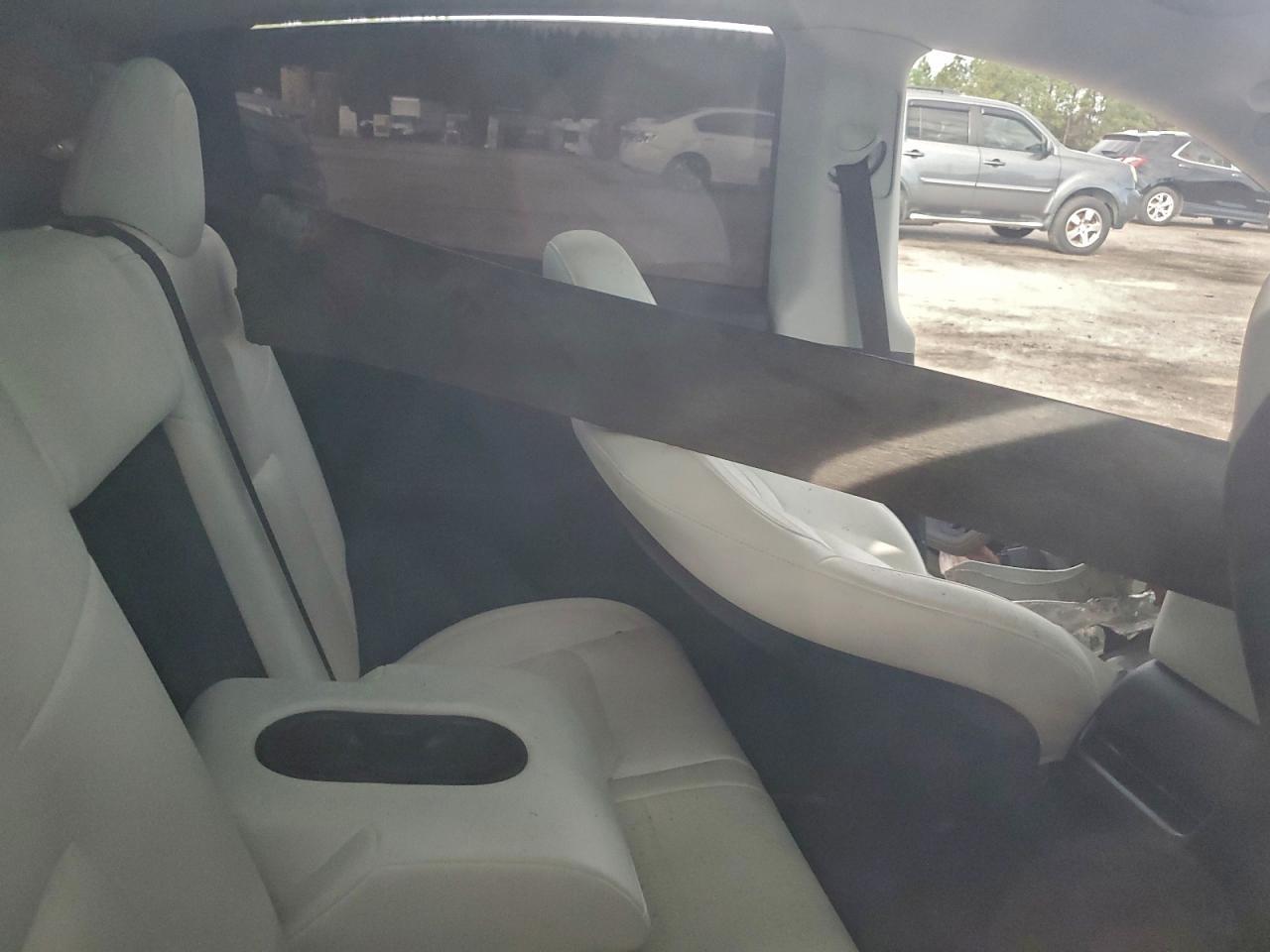 2024 Tesla Model Y - zdjęcie 10