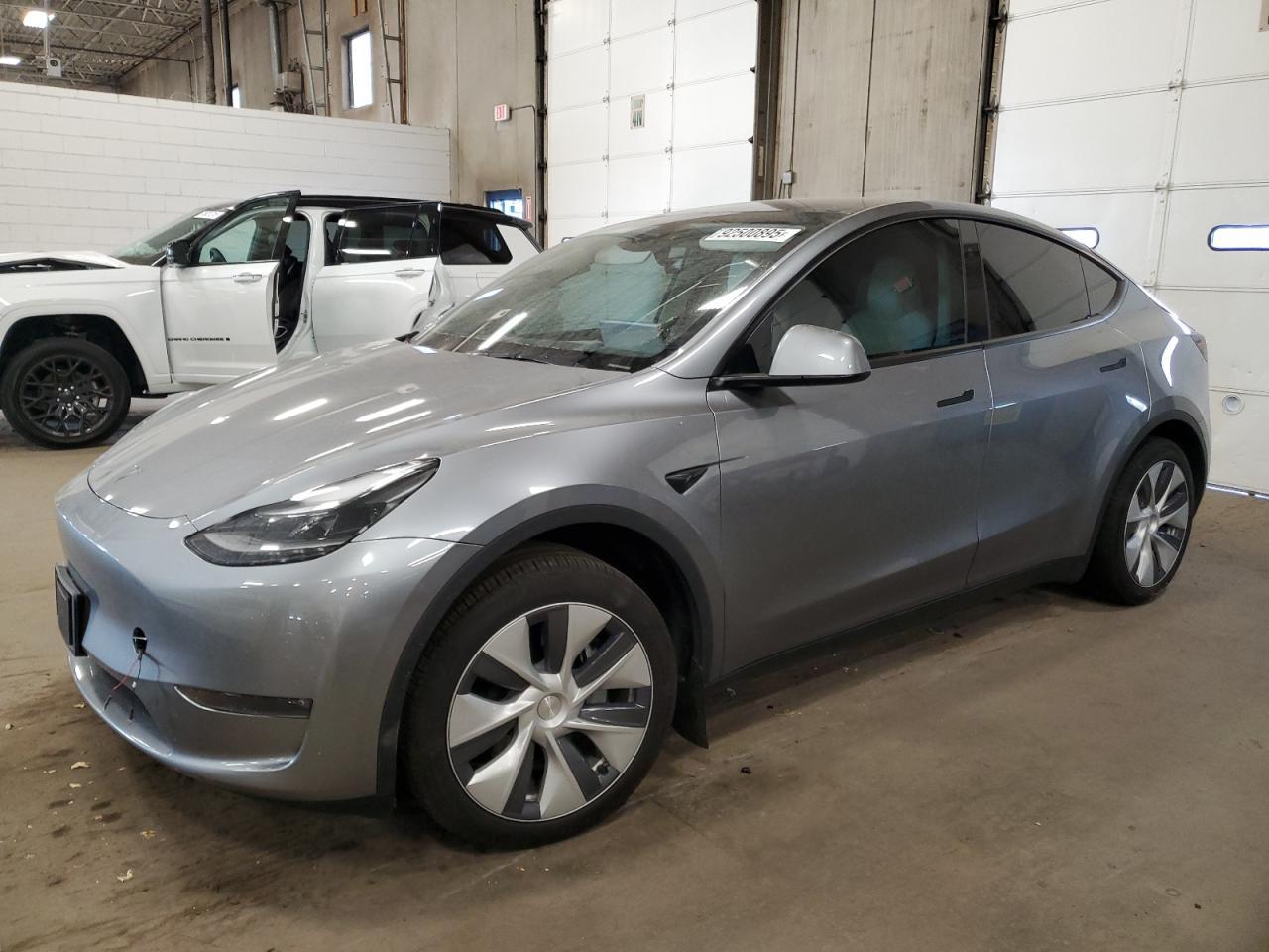 2024 Tesla Model Y - zdjęcie główne