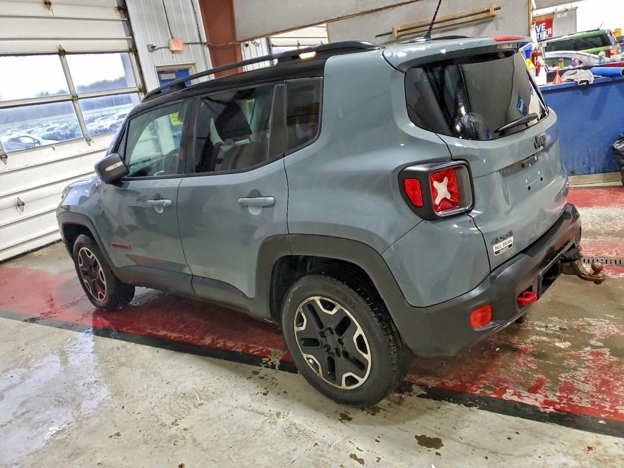 2015 Jeep Renegade Trailhawk - zdjęcie 2