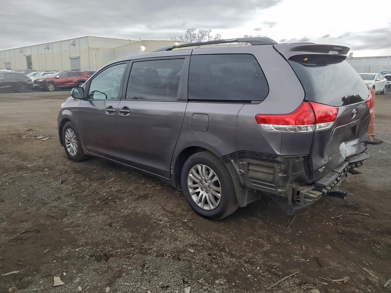 2013 Toyota Sienna Xle - zdjęcie 2