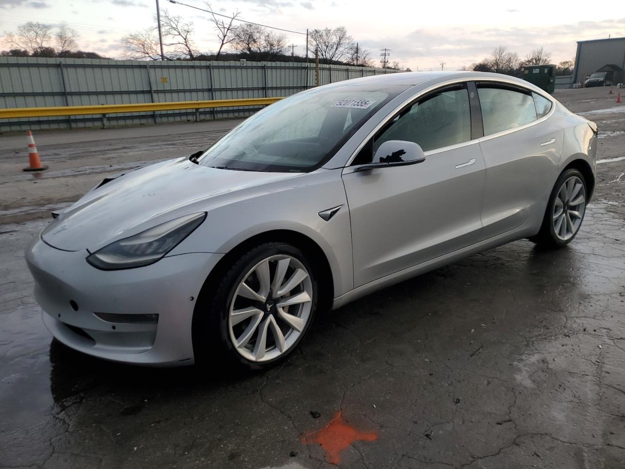 2018 Tesla Model 3 - zdjęcie główne