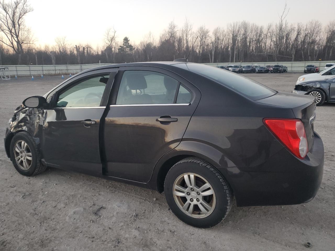 2015 Chevrolet Sonic - zdjęcie 2