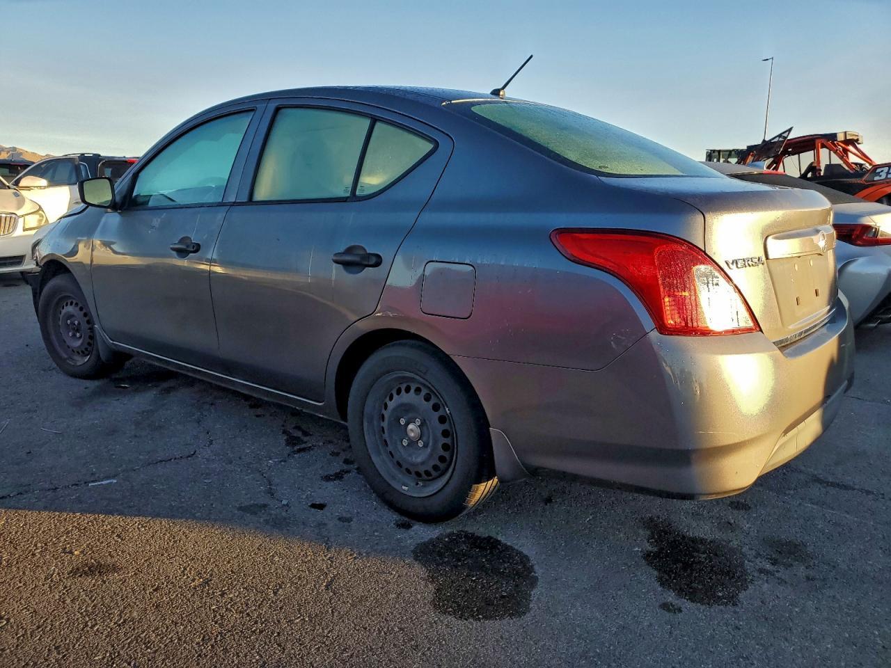 2017 Nissan Versa - zdjęcie 2