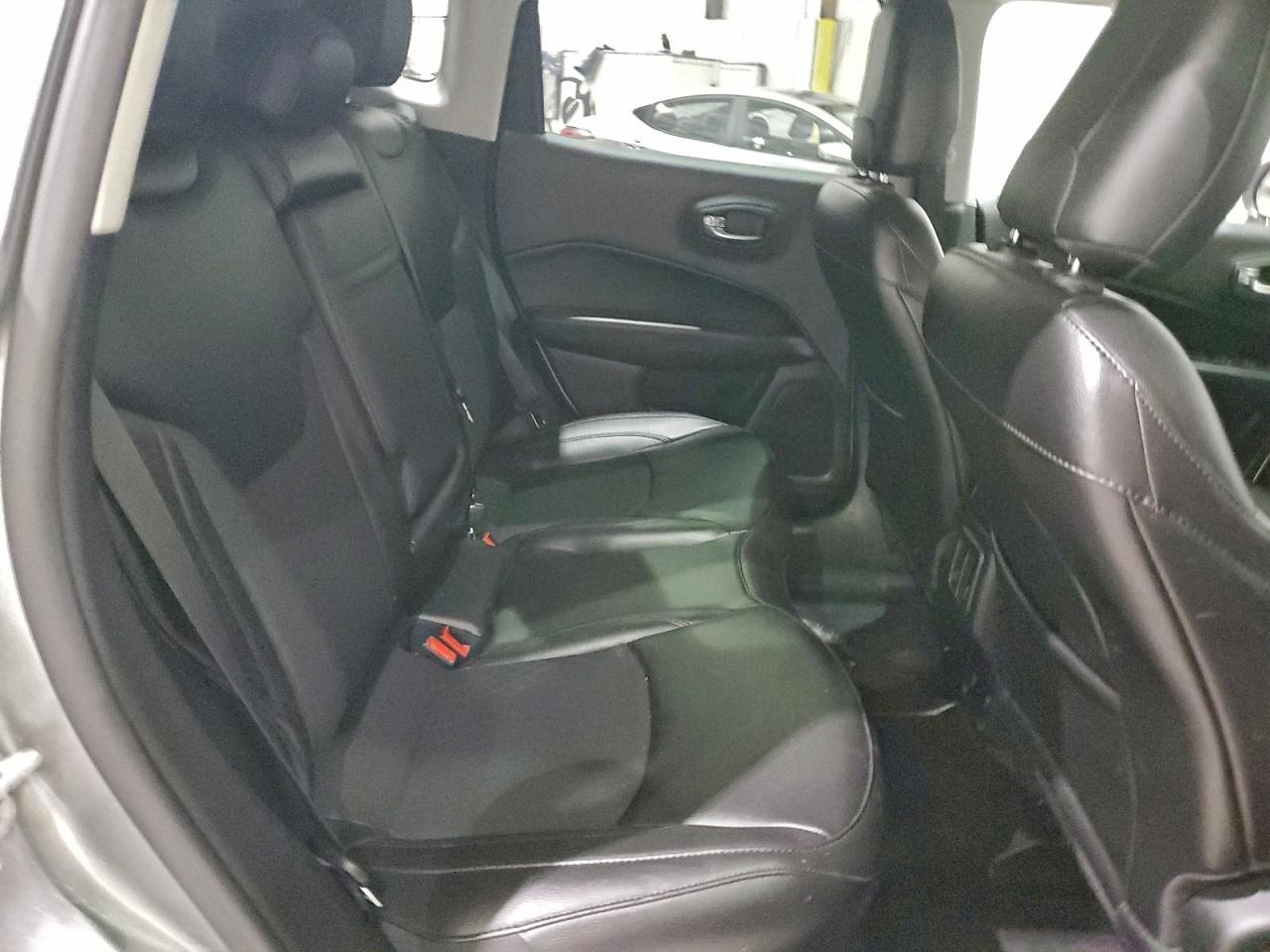 2020 Jeep Compass Latitude - zdjęcie 11