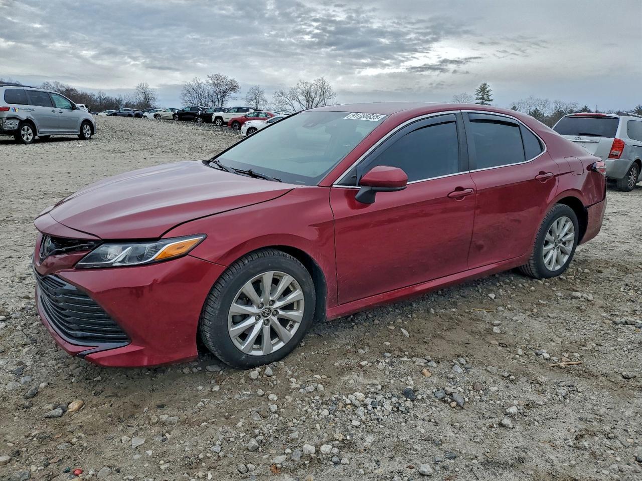 2020 Toyota Camry Le - zdjęcie główne