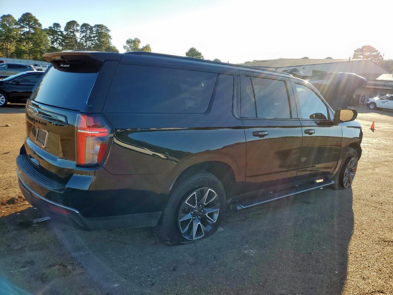 2021 Chevrolet Suburban K1500 Z71 - zdjęcie 3