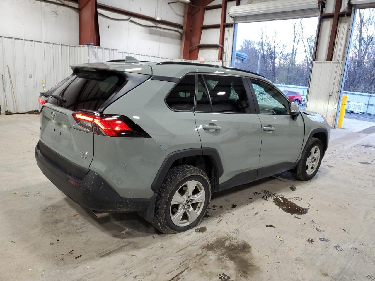 2021 Toyota RAV 4 - zdjęcie 3