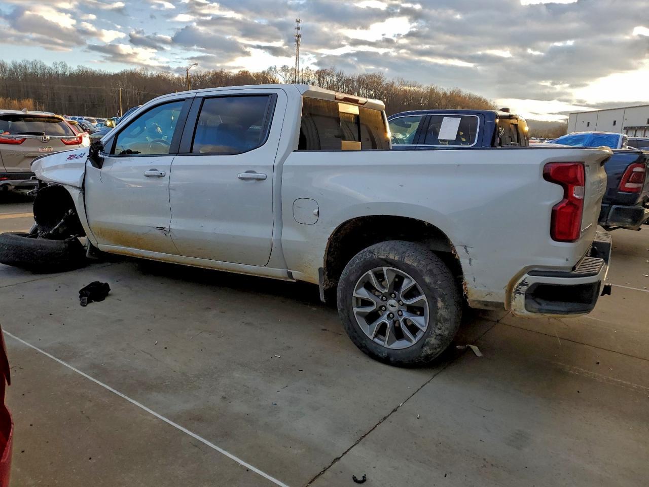 2021 Chevrolet Silverado K1500 Rst - zdjęcie 2