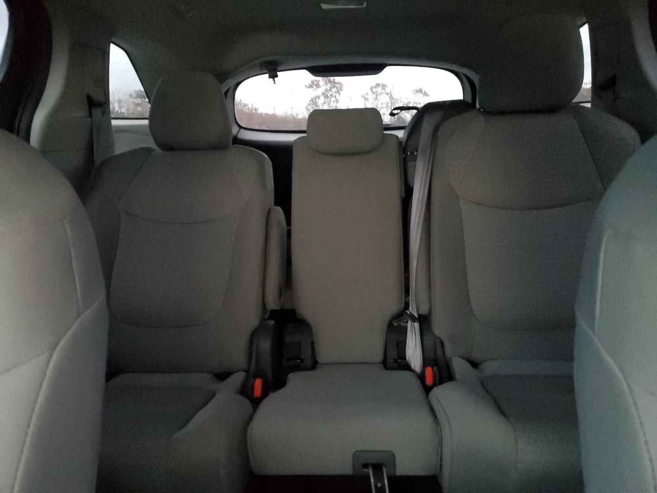 2021 Toyota Sienna Le - zdjęcie 10