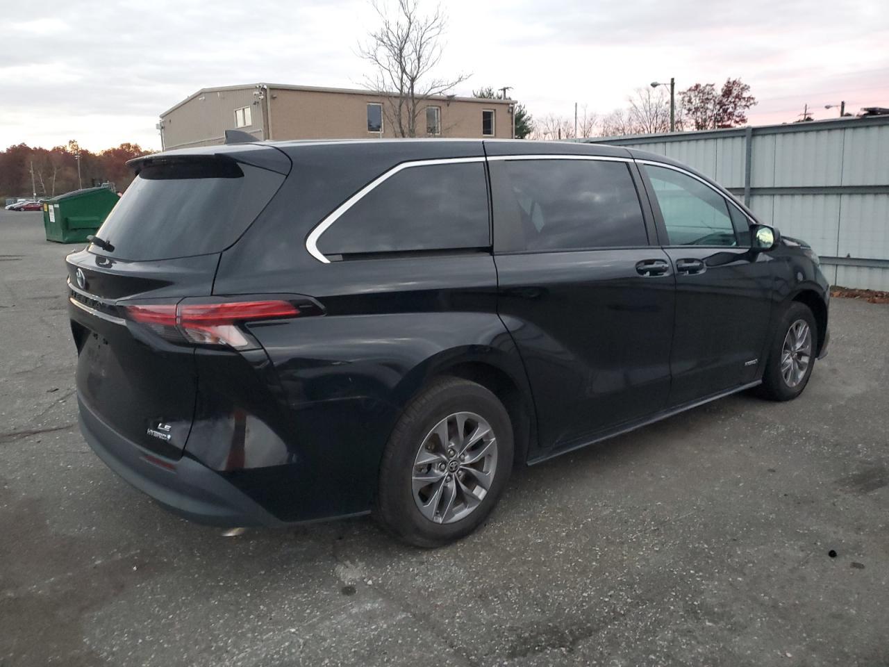 2021 Toyota Sienna Le - zdjęcie 3
