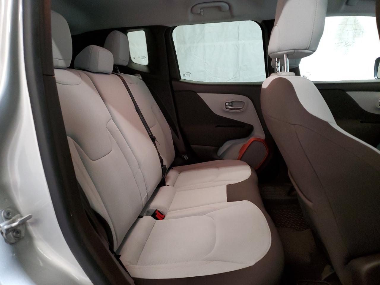 2016 Jeep Renegade - zdjęcie 11