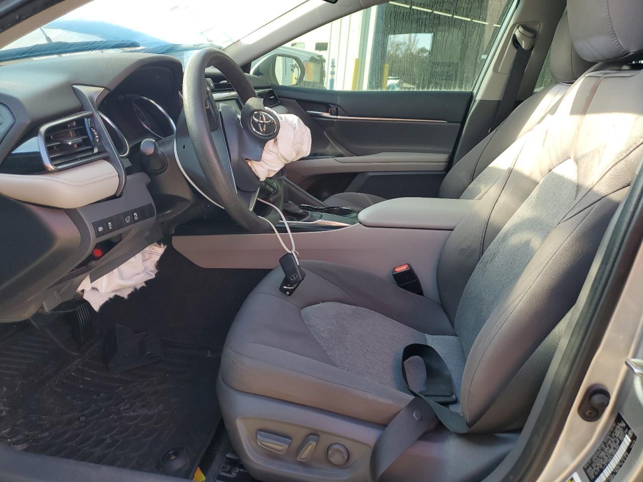 2020 Toyota Camry Le - zdjęcie 7