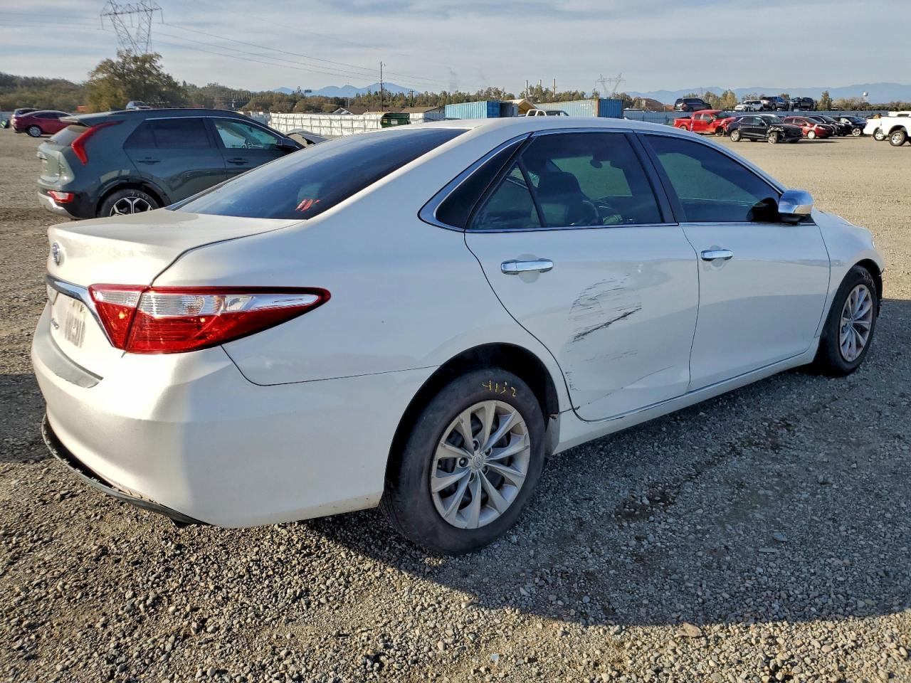 2015 Toyota Camry Le - zdjęcie 3