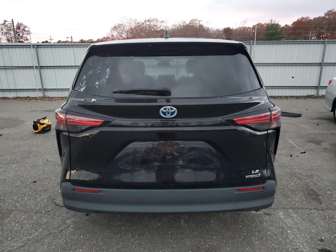 2021 Toyota Sienna Le - zdjęcie 6