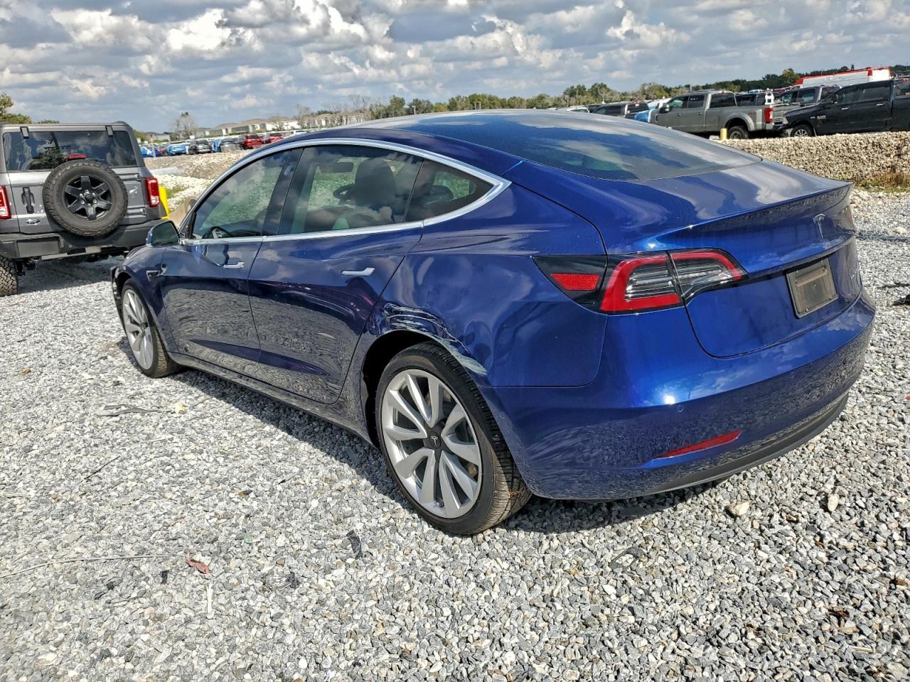 2020 Tesla Model 3 - zdjęcie 2