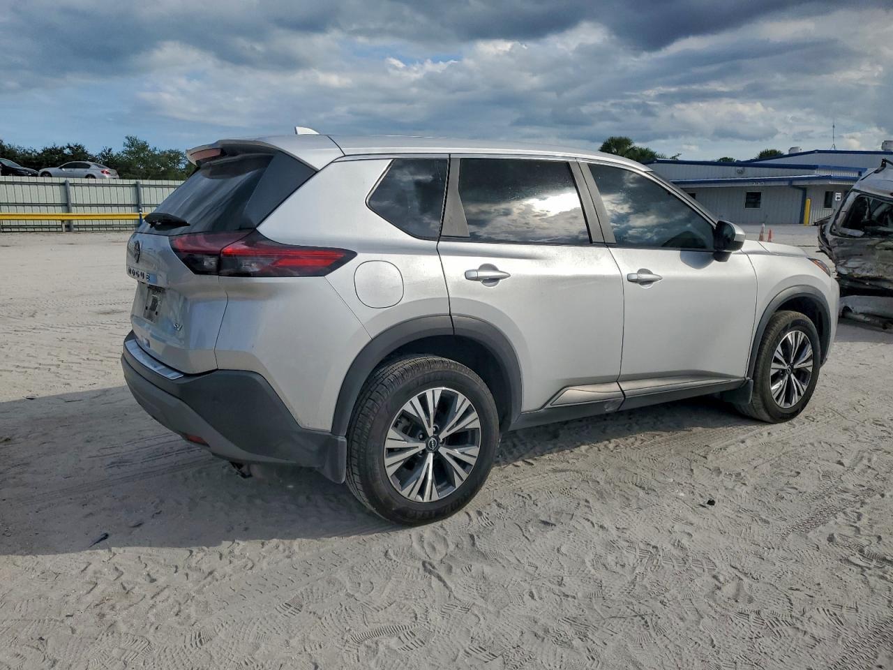 2023 Nissan Rogue Sv - zdjęcie 3