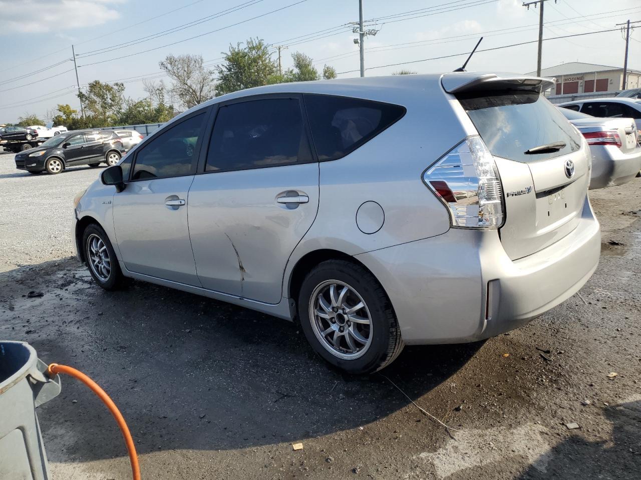 2014 Toyota Prius V - zdjęcie 2