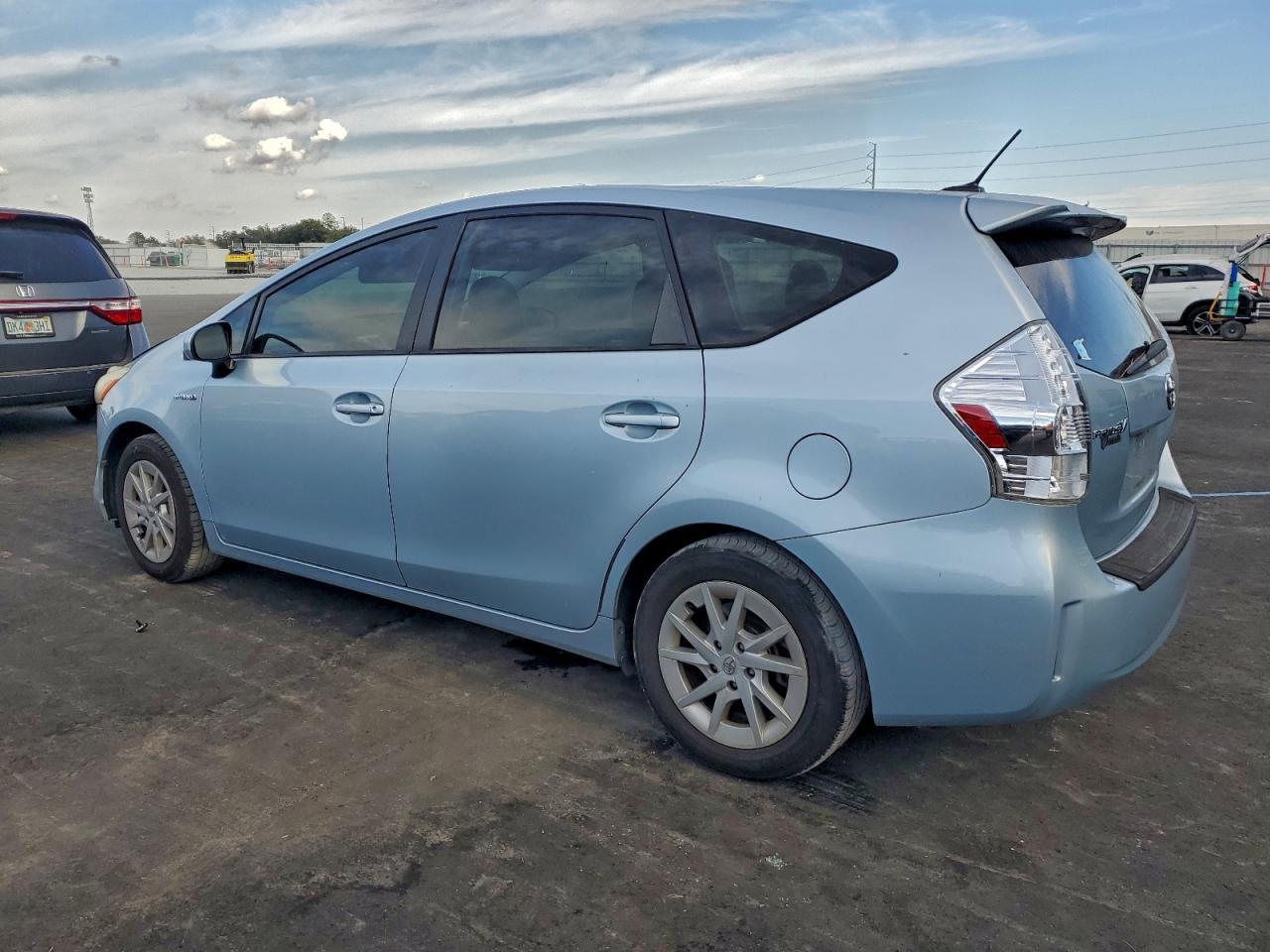 2013 Toyota Prius v (+) - zdjęcie 2