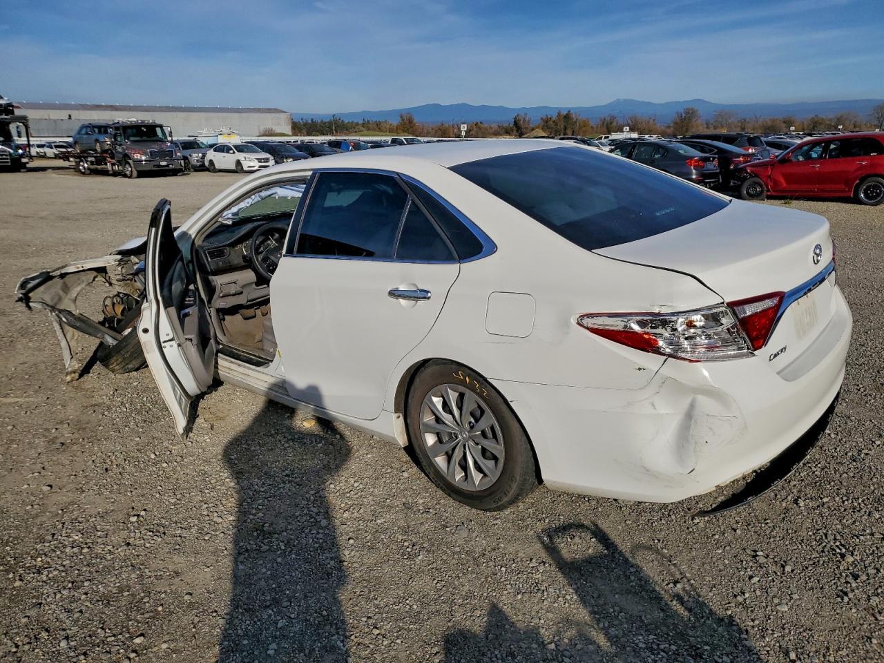 2015 Toyota Camry Le - zdjęcie 2