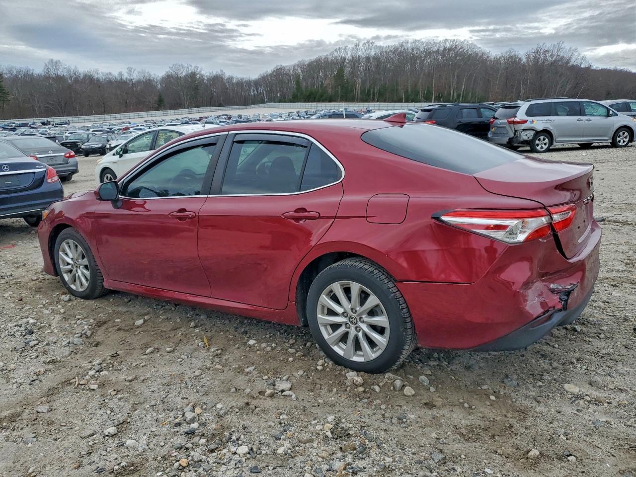 2020 Toyota Camry Le - zdjęcie 2
