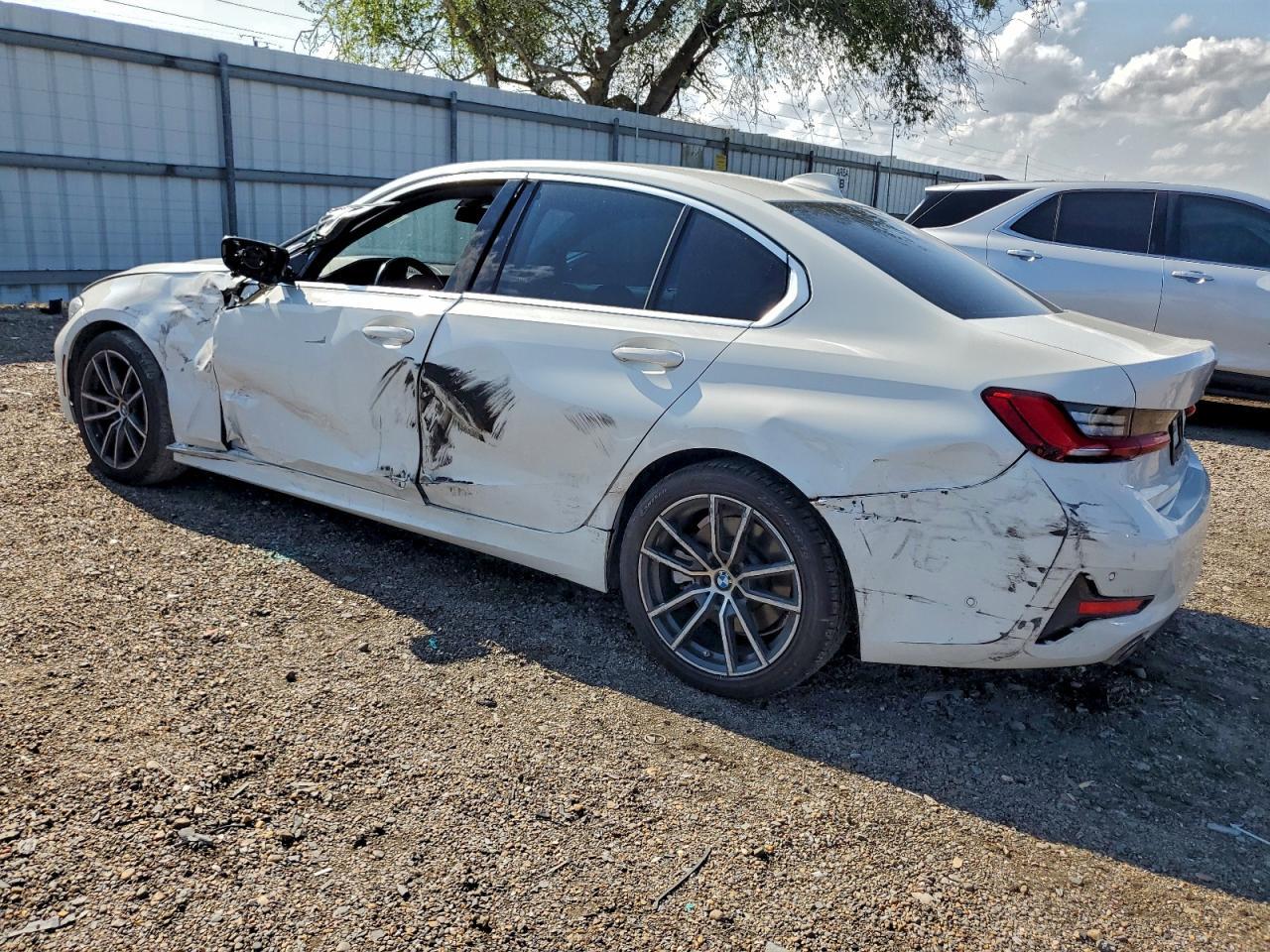 2020 BMW 330I - zdjęcie 2