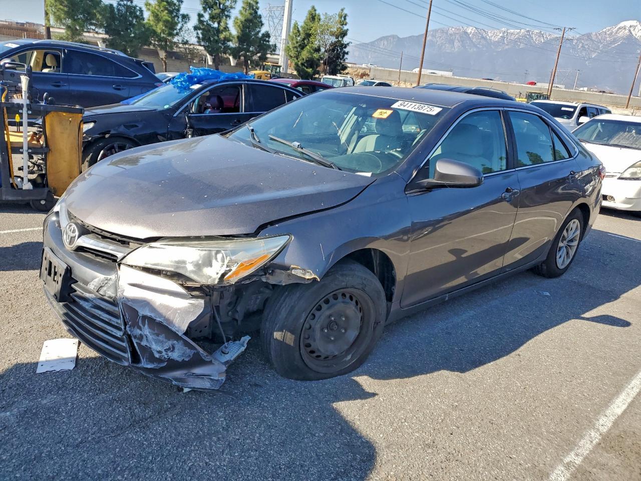 2017 Toyota Camry Le - zdjęcie główne