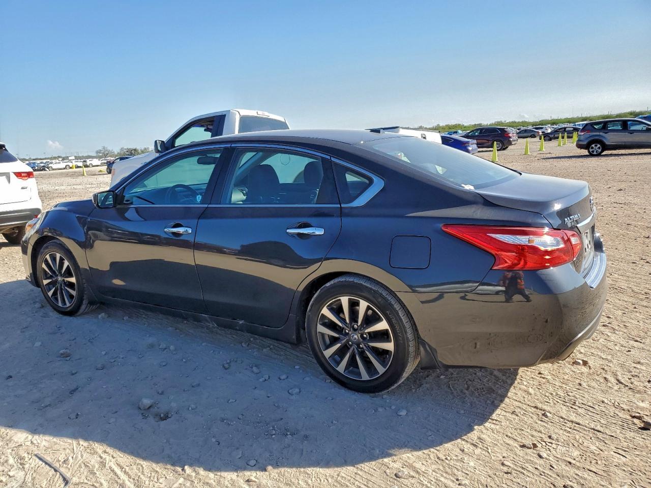 2017 Nissan Altima - zdjęcie 2