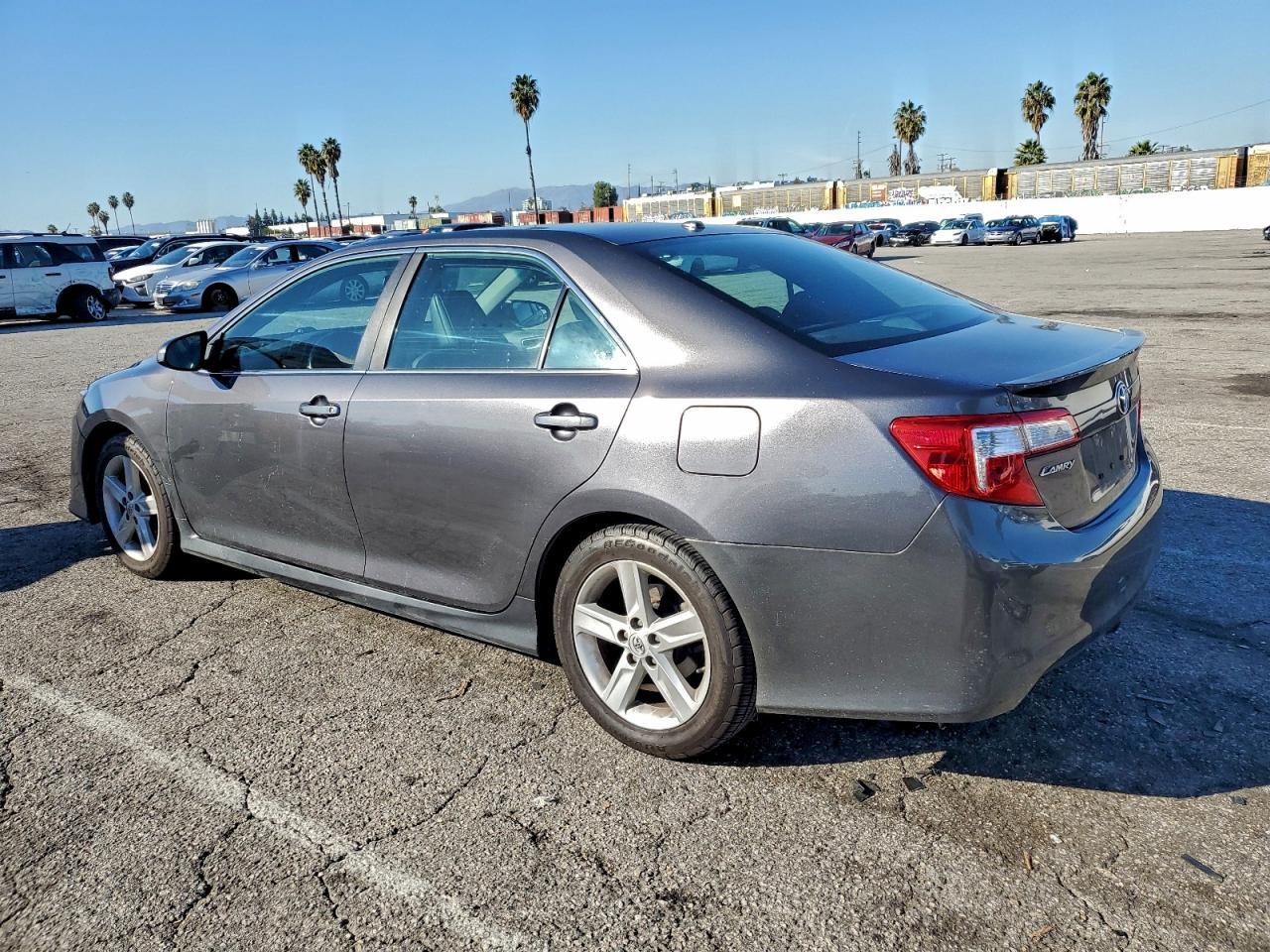 2014 Toyota Camry - zdjęcie 2