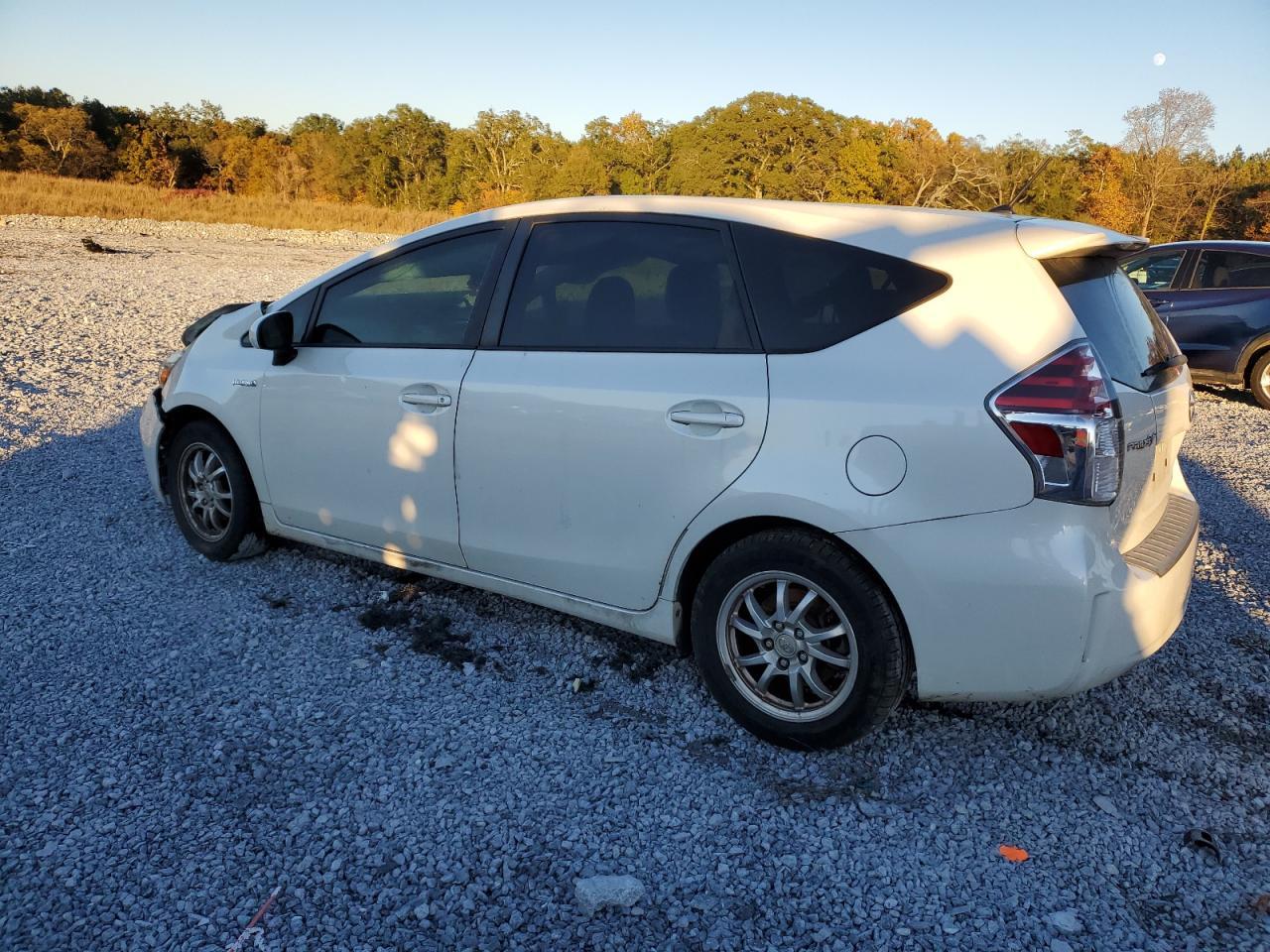 2015 Toyota Prius V Two - zdjęcie 2