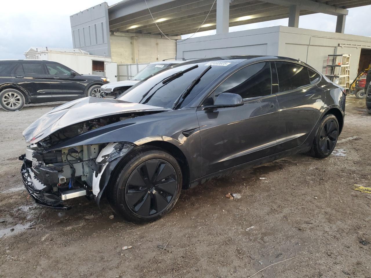 2025 Tesla Model 3 - zdjęcie główne