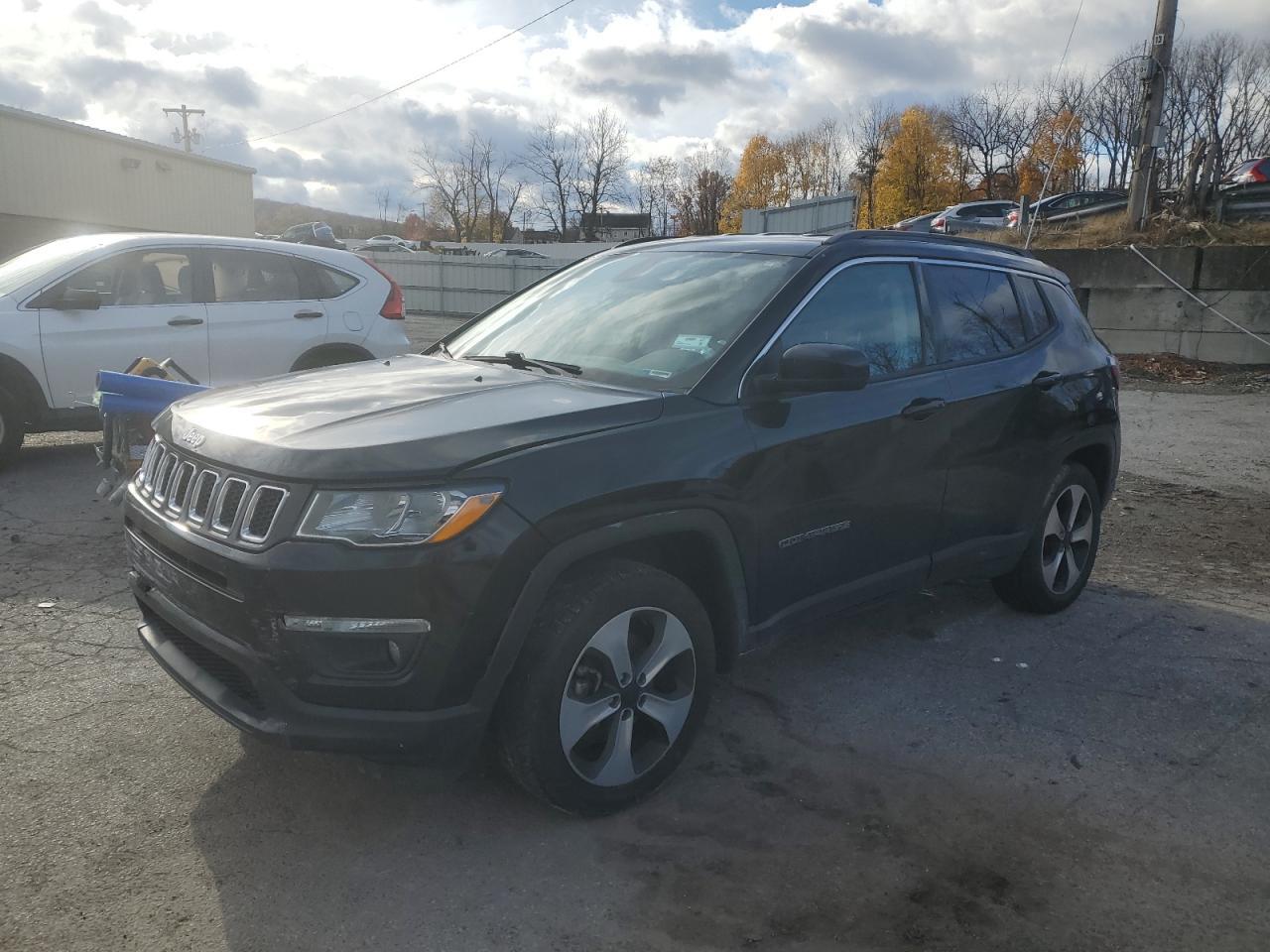 2018 Jeep Compass Latitude - zdjęcie główne