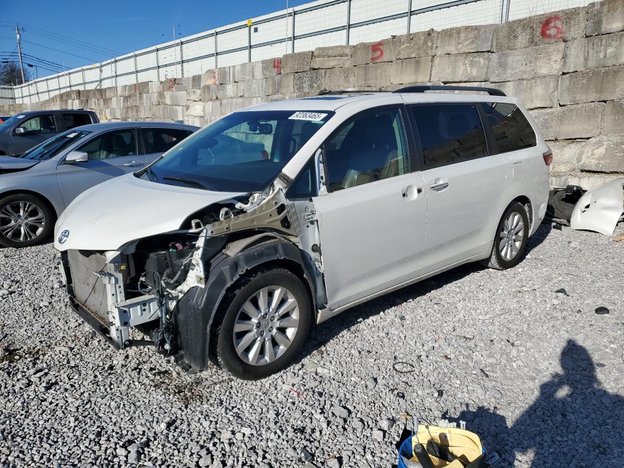 2015 Toyota Sienna Xle - zdjęcie główne