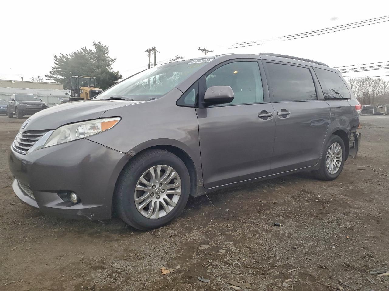 2013 Toyota Sienna Xle - zdjęcie główne