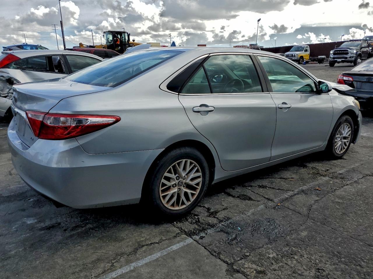 2016 Toyota Camry - zdjęcie 3