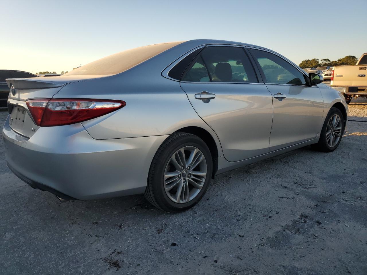 2017 Toyota Camry - zdjęcie 3