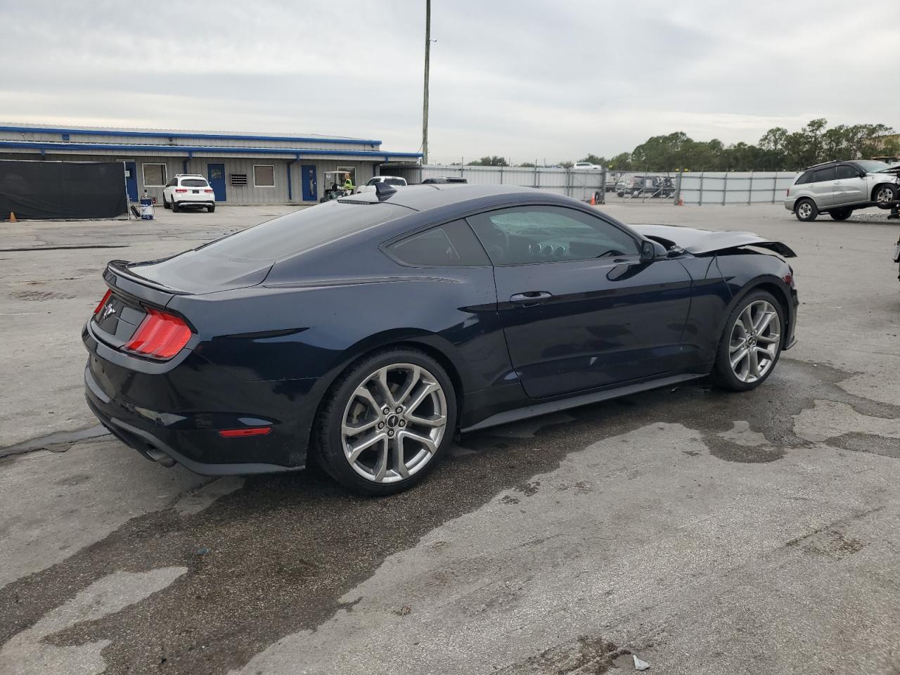 2021 Ford Mustang - zdjęcie 3